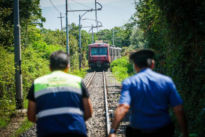 Noto, muore travolta dal treno: l'auto s'era bloccata al passaggio a livello. Ferito (e indagato) il compagno