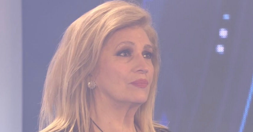 Grande Fratello, Iva Zanicchi: piede gonfio e scalzo. Ecco cosa è successo