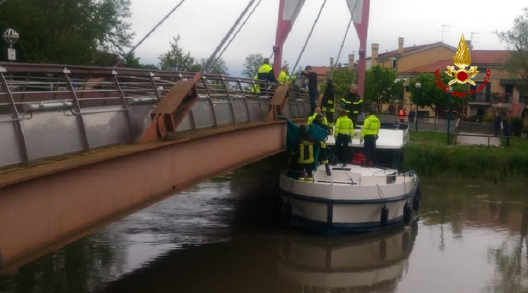 Jesolo (Venezia), barca resta incastrata sotto a un ponte e una donna muore schiacciata per fermarla (foto Ansa)