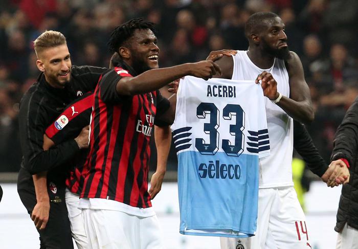 Chiesta la prova tv per Kessie e Bakayoko, rischiano squalifica per aver preso in giro Acerbi mostrando la maglia