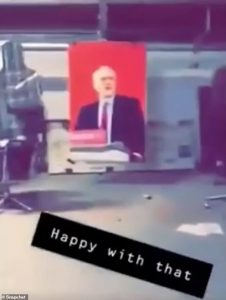 Kabul, paracadutisti britannici usano il volto del laburista Jeremy Corbyn come target2