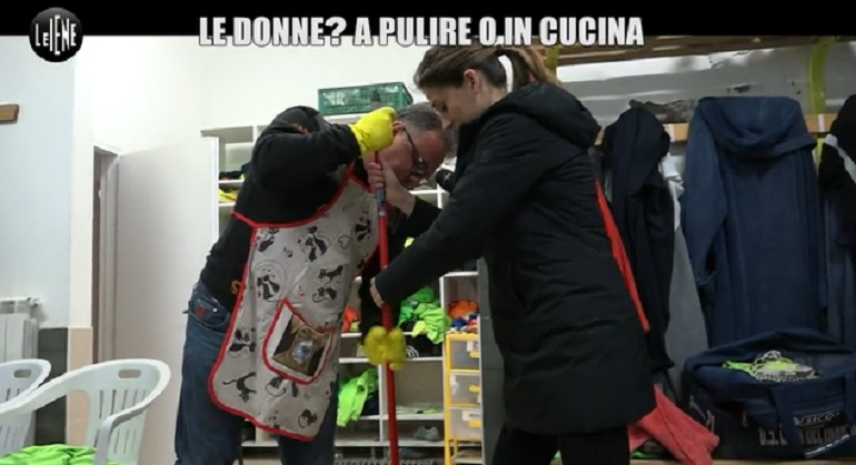 Le Iene, la punizione per l'allenatore della Casa del Diavolo: passare lo straccio in spogliatoio
