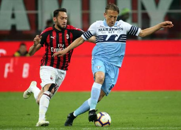 Lucas Leiva all'addetto stampa del Milan in sedia a rotelle: "Stai seduto e zitto"