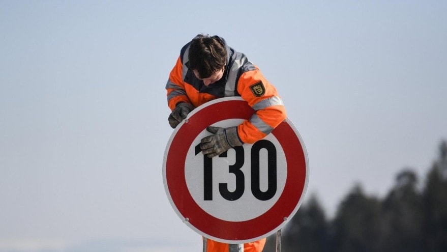 Autostrada, limite velocità a 150 km/h? Altro secco no M5S alla proposta leghista