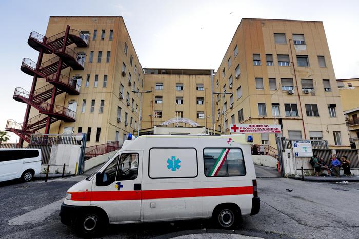 Napoli, pinza chirurgica dimenticata nella pancia di una donna durante un parto cesareo