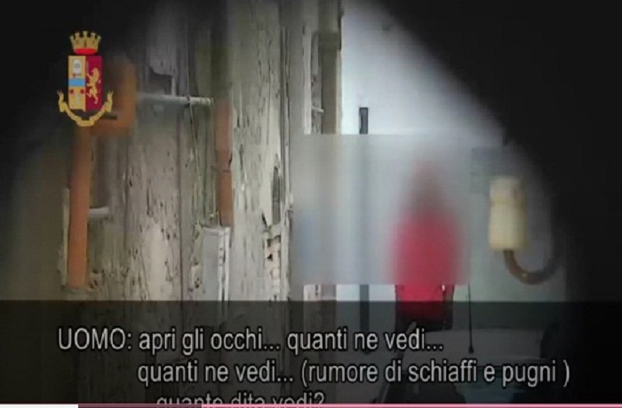 Mafia nigeriana, il video dell'affiliazione: schiaffi, pugni e bevi lacrime e sangue