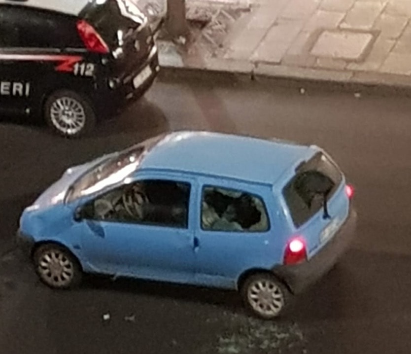 Roma, lite in strada tra un uomo e una donna: lui le spacca l'auto