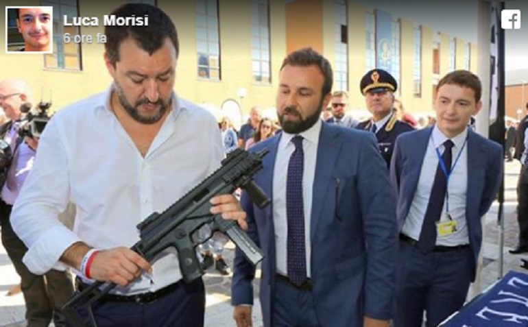 Matteo Salvini col mitra. La foto pubblicata da Luca Morisi: "Siamo armati e dotati di elmetto"