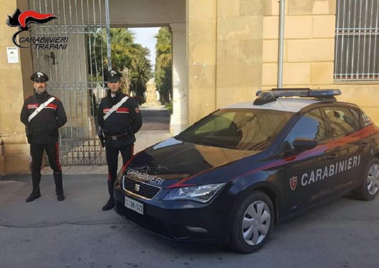 Mazara del Vallo, tenta di uccidere la moglie con 55 coltellate e poi si getta dal cavalcavia (foto Ansa)