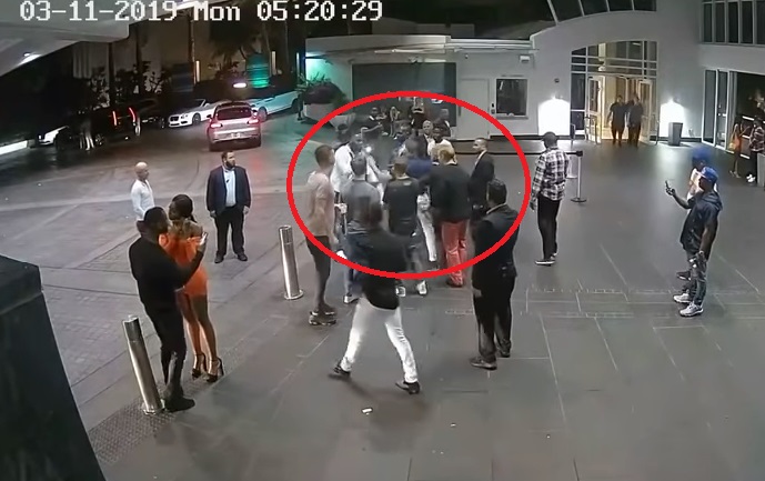 YOUTUBE Conor McGregor strappa il cellulare a un fan e lo distrugge