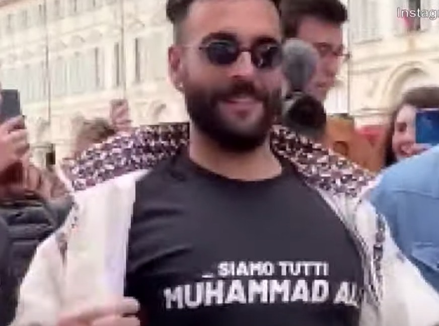 Marco Mengoni, concerto a Torino: sfila per la città con la Filarmonica Mirafiori VIDEO