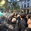 Milano, scontri tra militanti di destra e polizia al corteo per Ramelli: un manifestante rianimato a terra 04