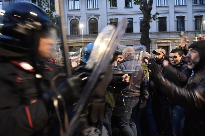 Milano, scontri tra militanti di destra e polizia al corteo per Ramelli: un manifestante rianimato a terra 10