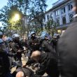 Milano, scontri tra militanti di destra e polizia al corteo per Ramelli: un manifestante rianimato a terra 11