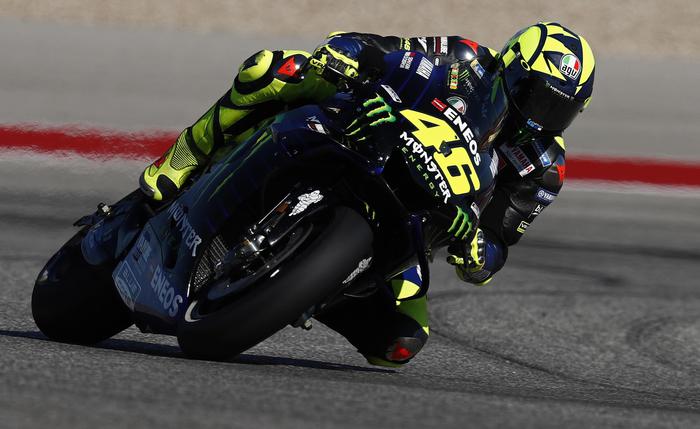 Valentino Rossi brilla ad Austin ma alla fine vince Rins. Marquez ko dopo caduta rovinosa