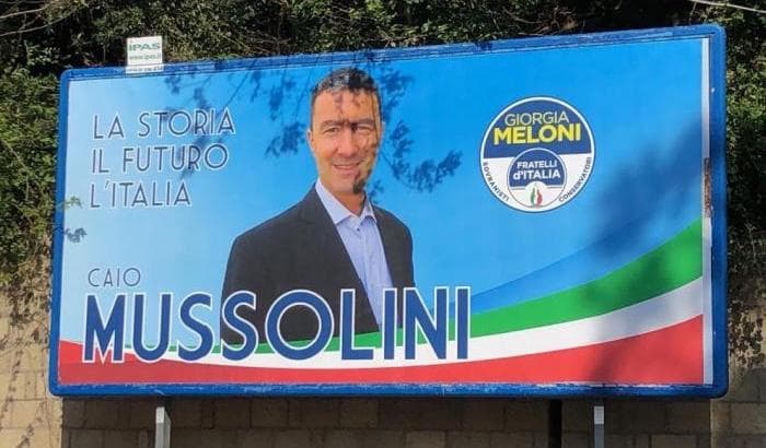 Caio Giulio Cesare Mussolini, critiche social: "Il font fascio no!"