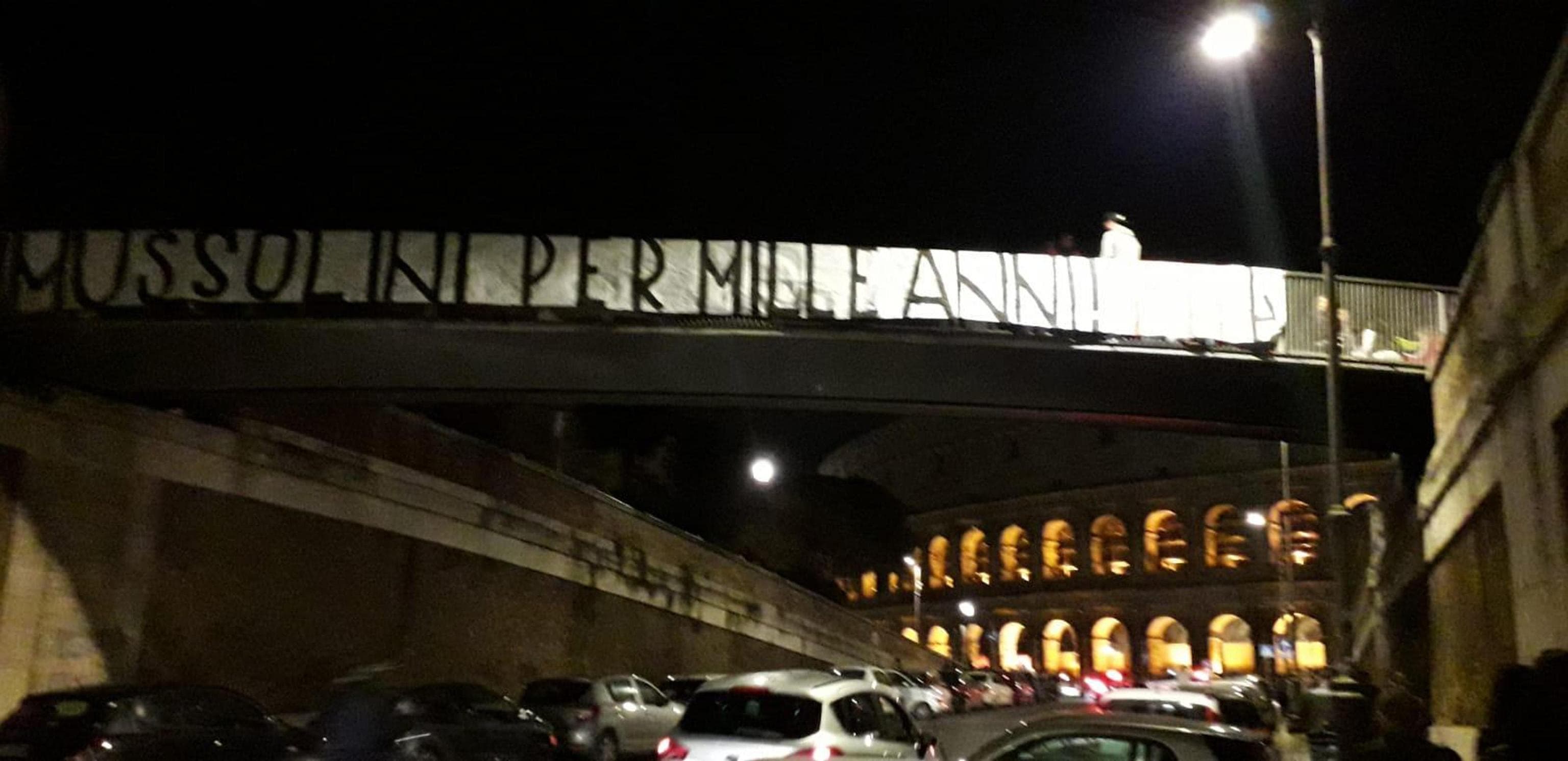 Benito Mussolini, striscione di Forza Nuova a Roma. Il secondo in pochi giorni