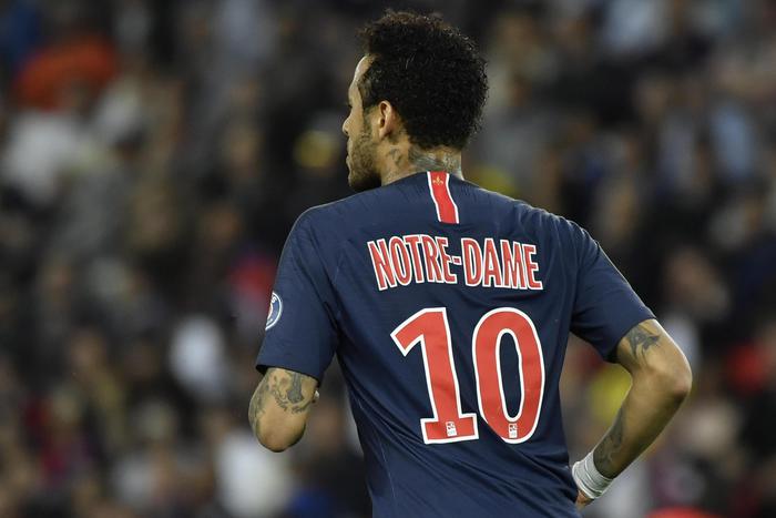 Neymar è stato squalificato 3 giornate, ha insultato l'arbitro su Instagram