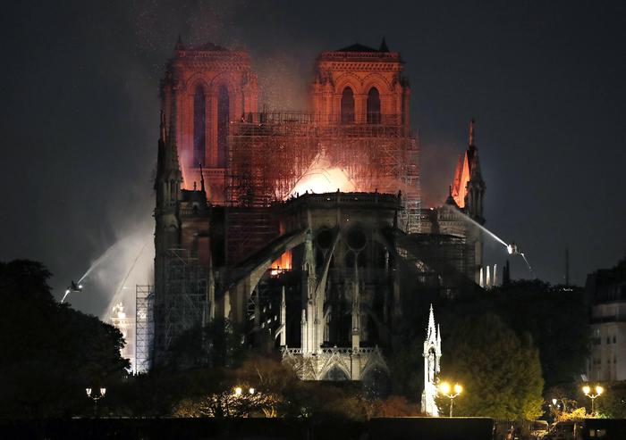 Notre-Dame. Trump voleva i Canadair: buon senso sbagliato. Vigili del fuoco: la cattedrale sarebbe crollata