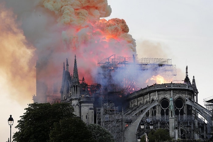 Notre Dame incendio, non c'è limite al peggio...in tv