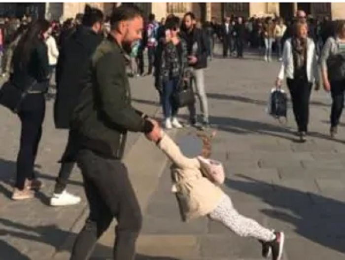 Notre-Dame: l'abbraccio tra padre e figlia un'ora prima dell'incendio