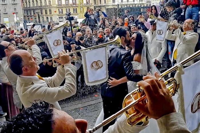 Tony Colombo, 5 poliziotti penitenziari alle nozze trash del neomelodico: sospesi