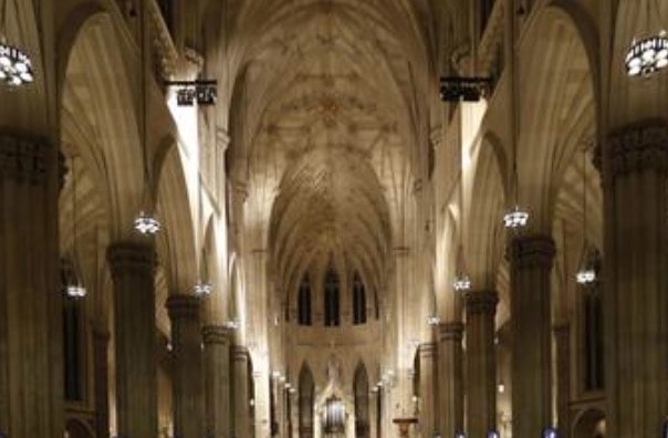 New York, arrestato con due taniche di benzina nella cattedrale di St. Patrick. Aveva un biglietto per Roma