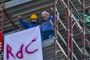 Napoli, niente reddito di cittadinanza: 2 operai Fca licenziati sul campanile con le orecchie da coniglio3