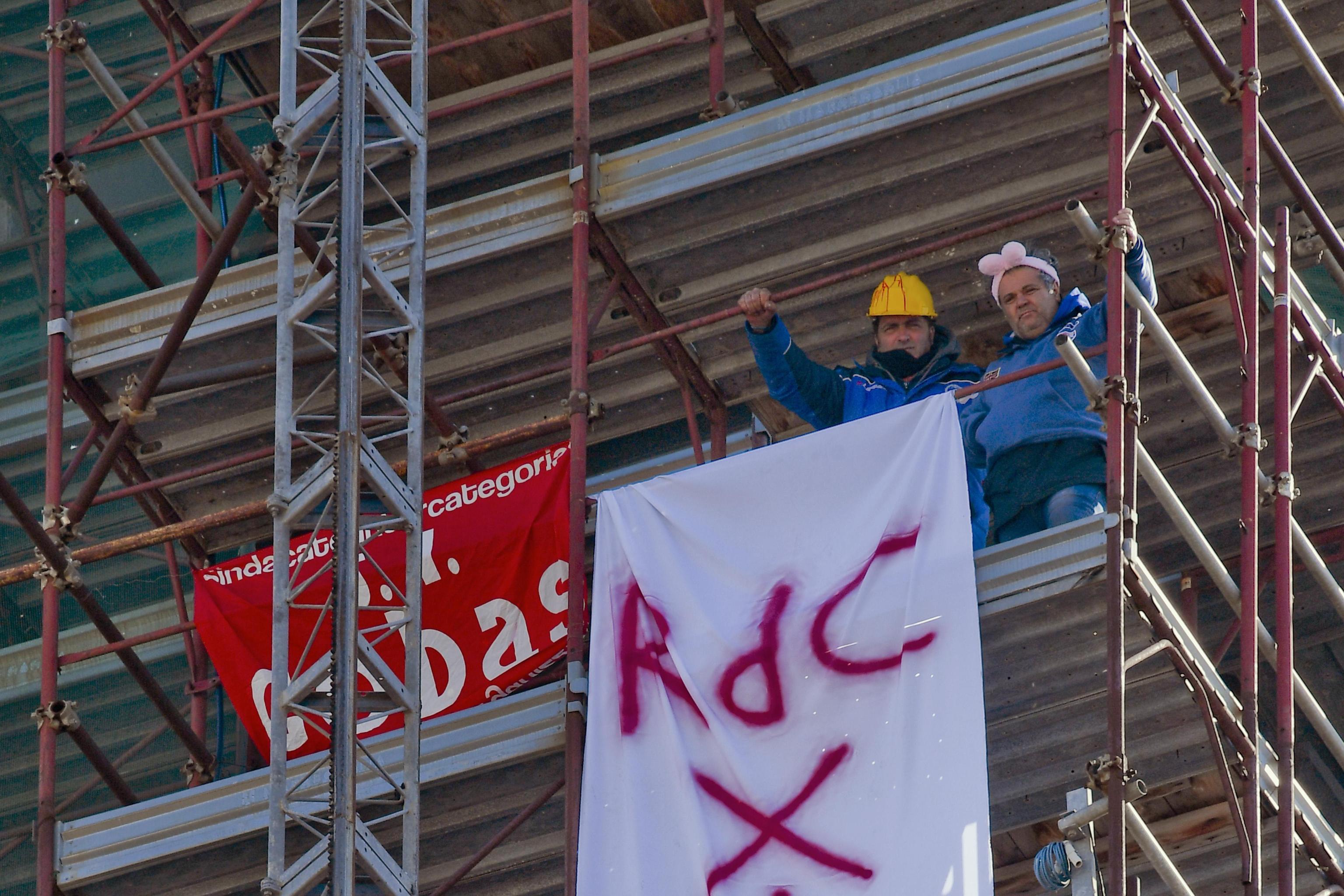 Napoli, niente reddito di cittadinanza: 2 operai Fca licenziati sul campanile con le orecchie da coniglio4