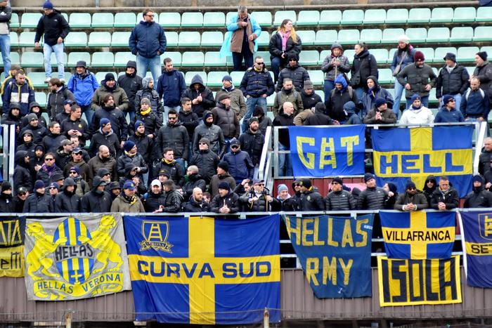 Serie B, ultras del Palermo aggrediscono tifosi dell'Hellas Verona: tre feriti