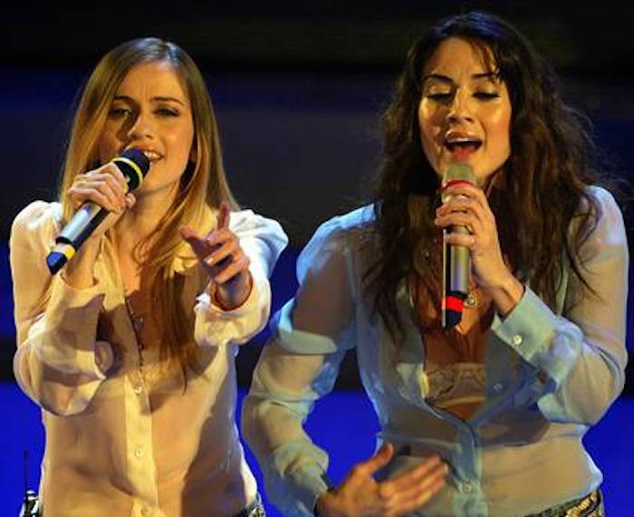 YOUTUBE Paola e Chiara reunion (in playback) al party di Carlo Mengucci