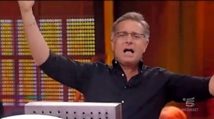 Avanti un Altro, il pubblico canta a Paolo Bonolis: "Devi morire"...