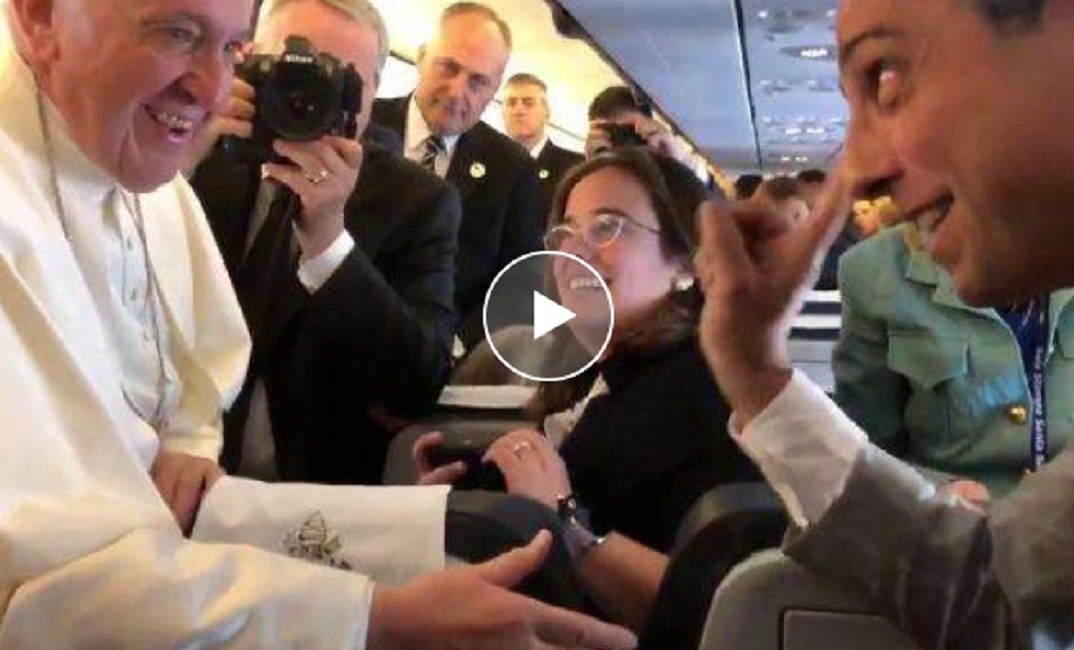 Papa Francesco, scherzo sul volo per il Marocco: il giornalista ritrae la mano. "Vendico i fedeli di Loreto"
