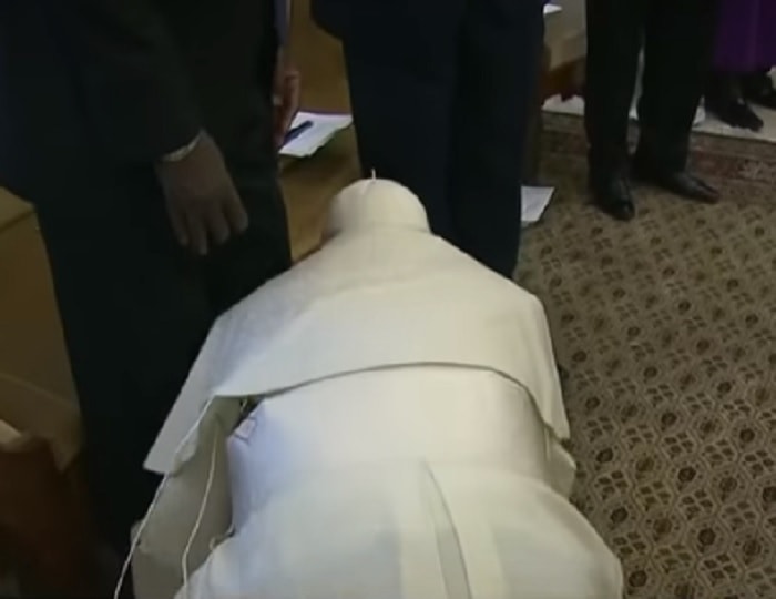 papa francesco bacia piedi