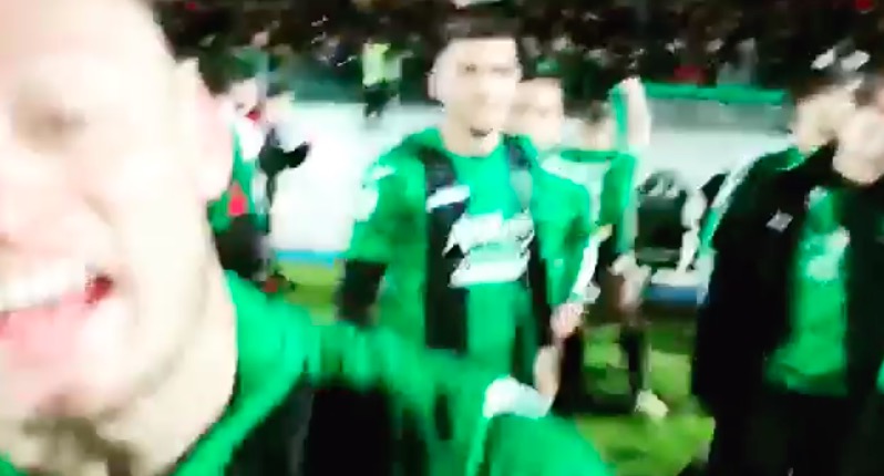 Pordenone in Serie B, calciatori travolgono cameraman durante festeggiamenti