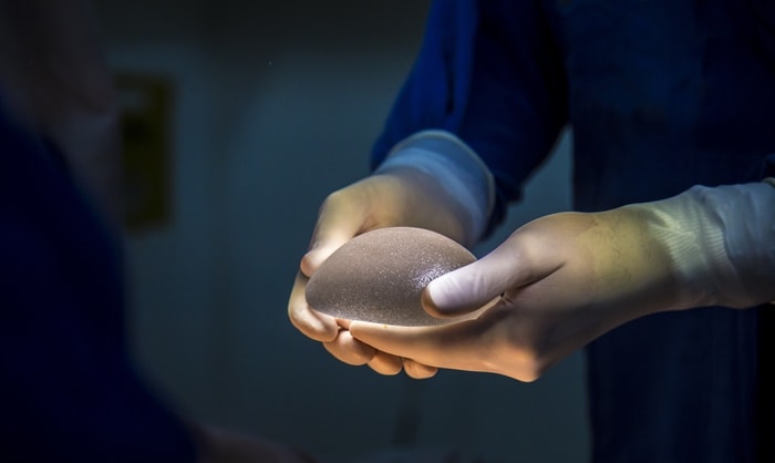 Francia, allarme per le protesi al seno: rischio raro tumore. E in Italia? Si muove anche il ministro Grillo