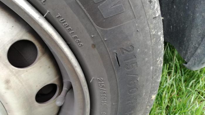 Rosà (Vicenza), troupe Rai documenta l'inquinamento del torrente Lacis: gomme dell'auto tagliate