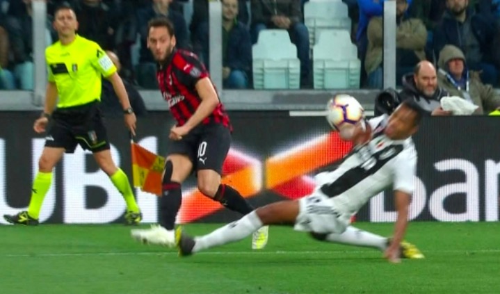 Rizzoli incontra Gattuso e il Milan per ammettere l'errore, mano Alex Sandro era rigore