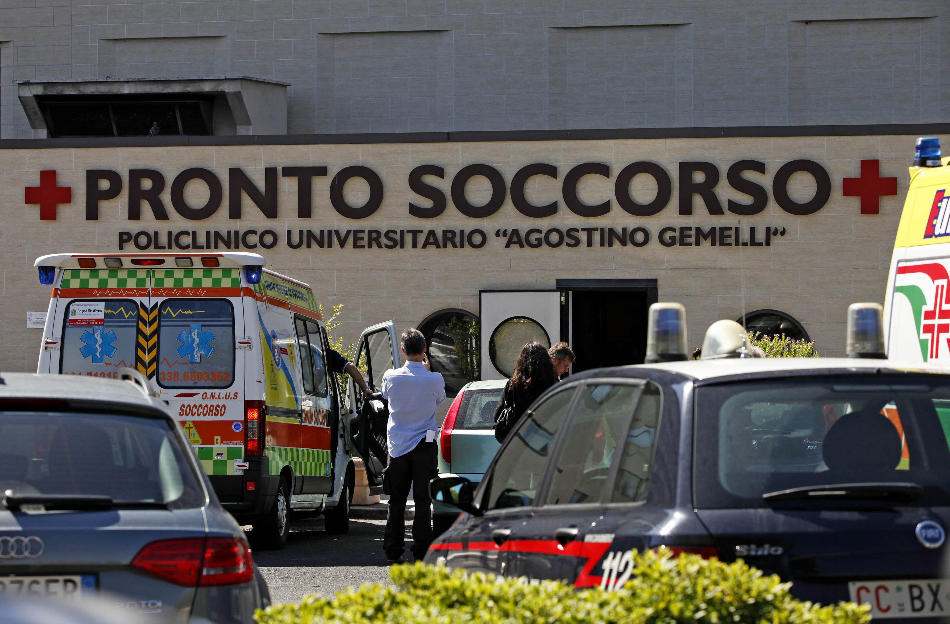 Roma, ragazzo di 16 anni ferito da colpi di pistola e scaricato davanti al Gemelli