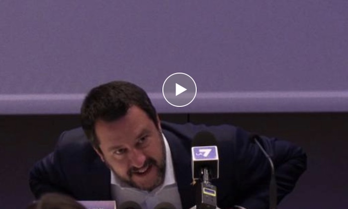 Salvini sbotta con la giornalista che gli chiede di Le Pen: "Ma c...o l'ho detto 16 volte!"
