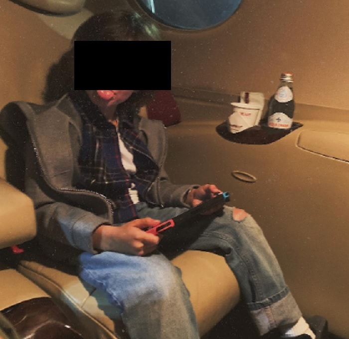 Belen Rodriguez e Santiago sul jet privato: la foto che scatena gli haters