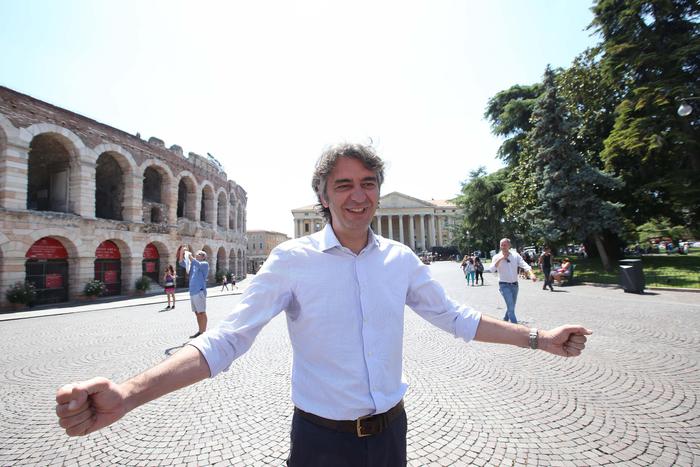 Sboarina sindaco di Verona daspa Di Maio dalla città. Oltre i confini della realtà