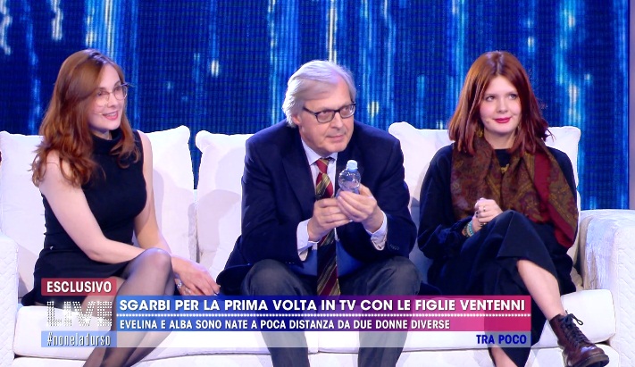 Live - Non è la d'Urso, Vittorio Sgarbi presenta le figlie: "Il padre è solo un incidente"
