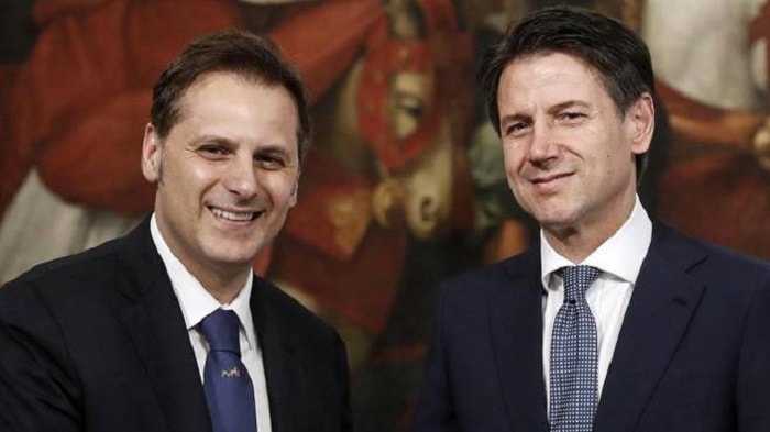 Giuseppe Conte: "Siri, lo guarderò negli occhi e...". Premier di parole gonfiate
