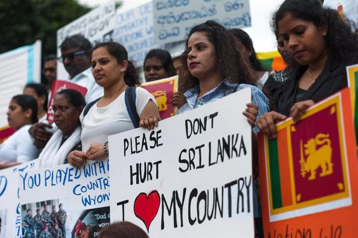 Sri Lanka vieta il velo dopo gli attentati. Domenica chiese chiuse, la messa in tv