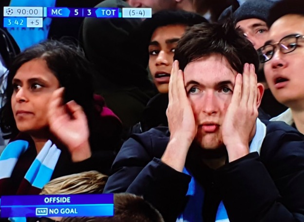 Sterling, il gol qualificazione in Manchester City-Tottenham annullato dal var per fuorigioco di Aguero