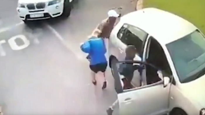 Sudafrica, sparano contro il vetri e portano via l'auto alla turista