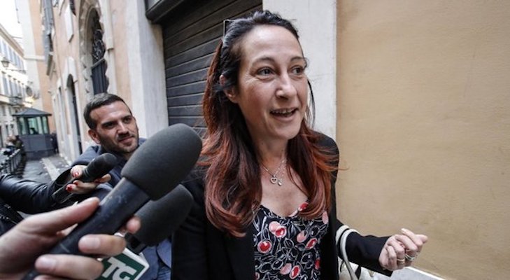 Migranti, Paola Taverna: "Lega dice che chiude porti ma in Ue si allea con chi non vuole ripartizione"