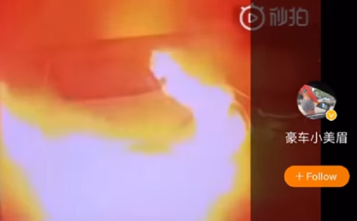 shangai tesla prende fuoco