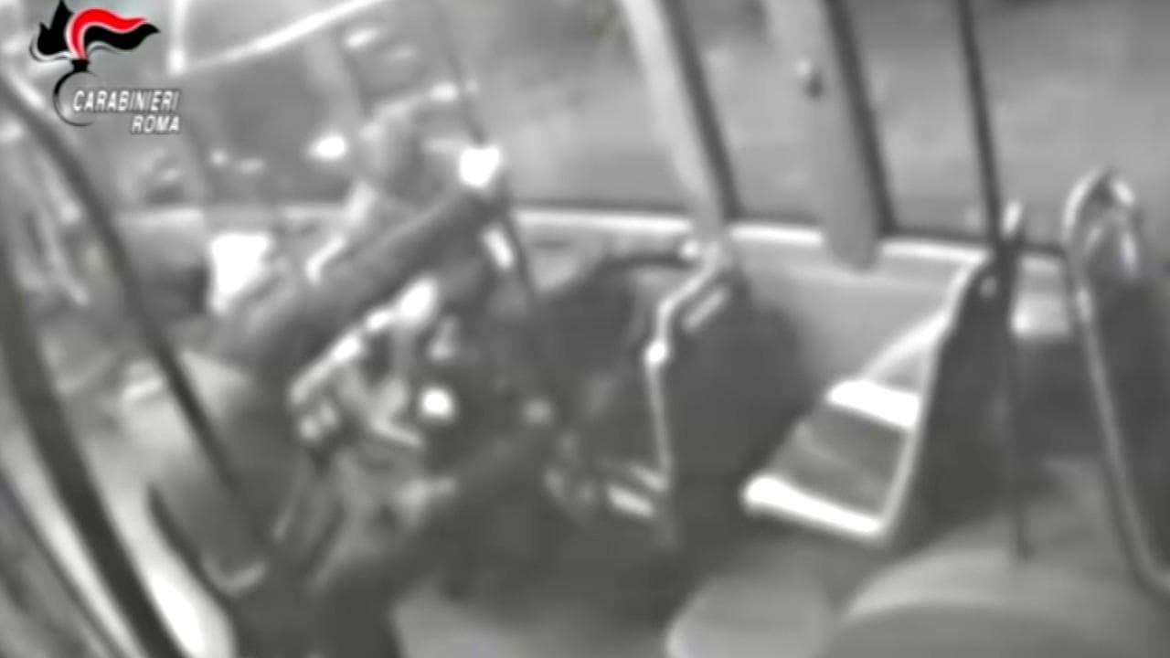 roma calci e pugni immigrati